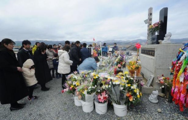 Le Japon a rendu hommage dimanche aux milliers de victimes du séisme et du tsunami qui ont ravagé il y a un an les côtes nord-est de l'archipel, provoquant la plus grave catastrophe nucléaire au monde depuis un quart de siècle. Le Japon a rendu hommage dimanche aux milliers de victimes du séisme et du tsunami qui ont ravagé il y a un an les côtes nord-est de l'archipel, provoquant la plus grave catastrophe nucléaire au monde depuis un quart de siècle.