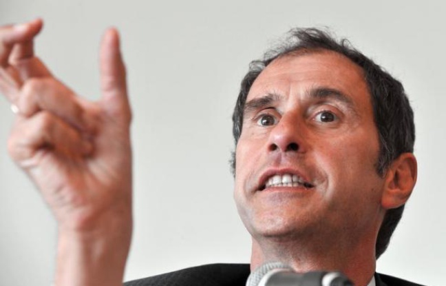 Des étudiants de Sciences Po Paris ont interpellé lundi, dans une tribune à Libération, le directeur de l'établissement Richard Descoings sur son salaire, en lui reprochant notamment l'opacité sur les primes versées aux cadres dirigeants et des justifications récentes en la matière. Des étudiants de Sciences Po Paris ont interpellé lundi, dans une tribune à Libération, le directeur de l'établissement Richard Descoings sur son salaire, en lui reprochant notamment l'opacité sur les primes versées aux cadres dirigeants et des justifications récentes en la matière.