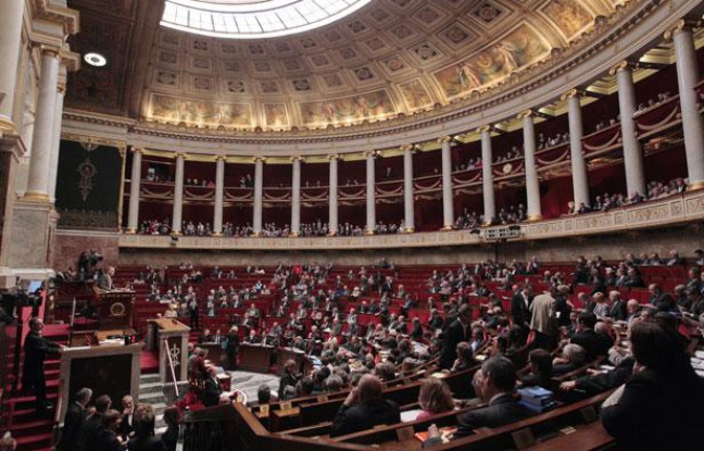 Vue générale de l'hémicycle de l'Assemblée nationale durant la séance des questions au gouvernement, le 20 octobre 2010 à Paris. Vue générale de l'hémicycle de l'Assemblée nationale durant la séance des questions au gouvernement, le 20 octobre 2010 à Paris.