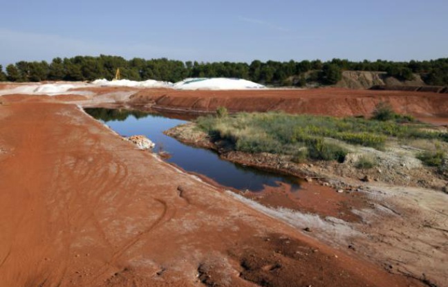 Des "boues rouges", issues des résidus de bauxite, près de Gardanne, dans les Bouches-du-Rhône, le 8 octobre 2010 Des "boues rouges", issues des résidus de bauxite, près de Gardanne, dans les Bouches-du-Rhône, le 8 octobre 2010