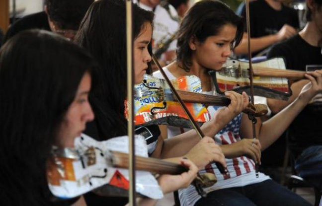 Les musiciens de l'orchestre symphonique de Cateura lors d'une répétition à Asuncion le 19 février 2014 Les musiciens de l'orchestre symphonique de Cateura lors d'une répétition à Asuncion le 19 février 2014