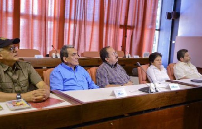 L'instauration d'un cessez-le feu en Colombie, que la guérilla des Farc a proposé jeudi de sceller au début des négociations de paix en octobre, reste une option très improbable pour le gouvernement, déterminé à ne pas relâcher la pression. L'instauration d'un cessez-le feu en Colombie, que la guérilla des Farc a proposé jeudi de sceller au début des négociations de paix en octobre, reste une option très improbable pour le gouvernement, déterminé à ne pas relâcher la pression.