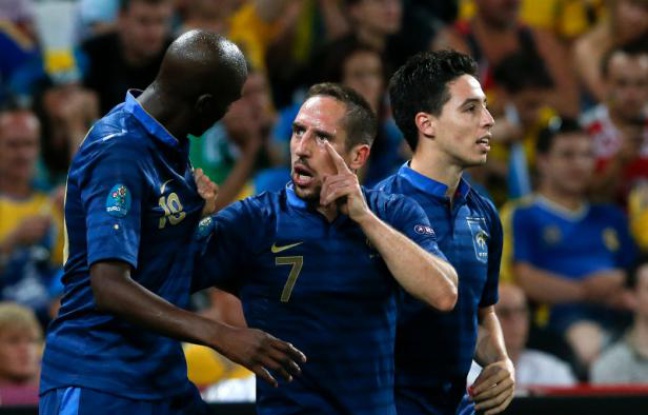 Alou Diarra, Frank Ribéry et Samir Nasri lors de la victoire 2-0 de l'équipe de France contre l'Ukraine, le 15 juin 2012. Alou Diarra, Frank Ribéry et Samir Nasri lors de la victoire 2-0 de l'équipe de France contre l'Ukraine, le 15 juin 2012.