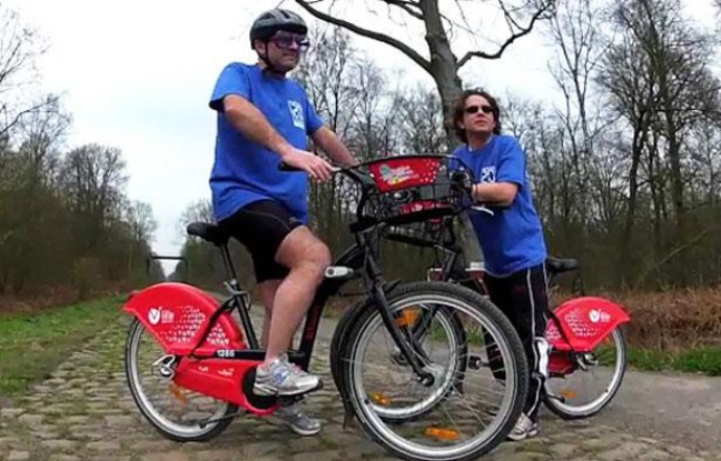 Gilles Durand (à gauche) et François Launay (à droite), sur les pavés de la Tranchée de Wallers-Arenberg. Gilles Durand (à gauche) et François Launay (à droite), sur les pavés de la Tranchée de Wallers-Arenberg.