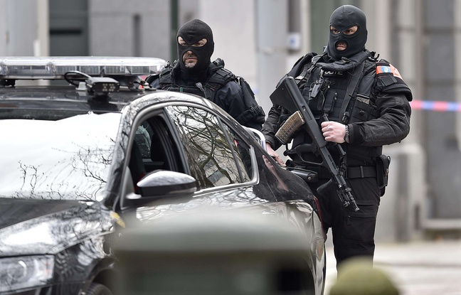 Les forces spéciales à Bruxelles le 22 mars 2016 alors que des attentats ont eu lieu dans la matinée. Les forces spéciales à Bruxelles le 22 mars 2016 alors que des attentats ont eu lieu dans la matinée.