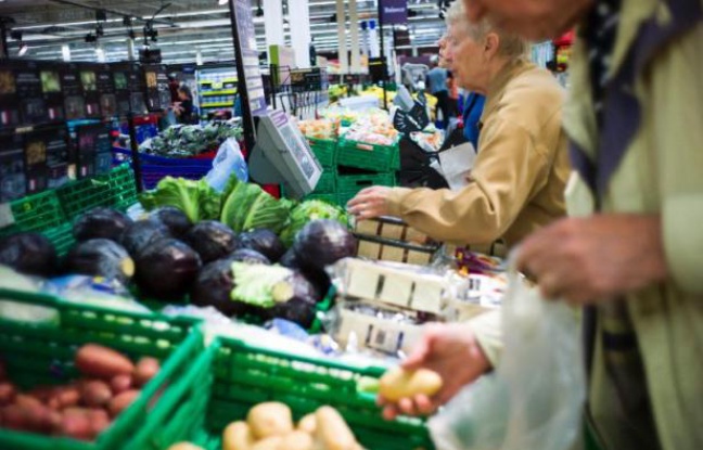 Customers look at vegetables in a Carrefour supermarket, on June 14, 2013 in Après les récentes crises sanitaires, un Français sur deux a l'impression "de ne plus trop savoir ce qu'il mange" et voit dans les aliments produits localement un moyen de se rassurer, selon une étude Ipsos publiée mercredi. Customers look at vegetables in a Carrefour supermarket, on June 14, 2013 in Après les récentes crises sanitaires, un Français sur deux a l'impression "de ne plus trop savoir ce qu'il mange" et voit dans les aliments produits localement un moyen de se rassurer, selon une étude Ipsos publiée mercredi.
