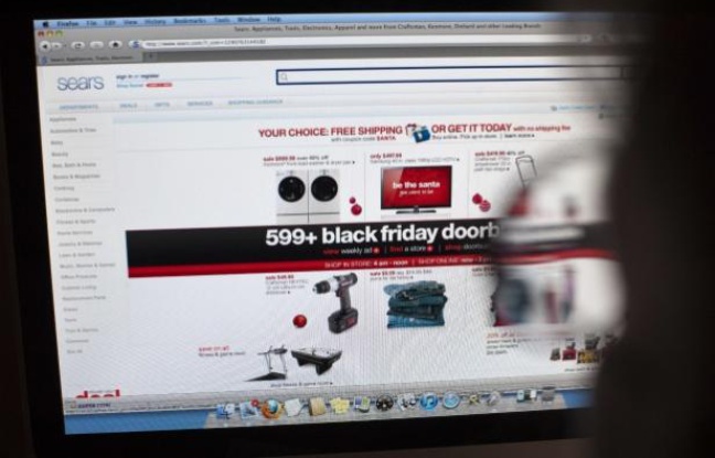 Un internaute devant un site d'e-commerce, le 26 novembre 2010. Un internaute devant un site d'e-commerce, le 26 novembre 2010.