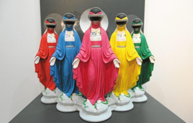 Dans Force rose, etc, la Vierge prend l'aspect des cinq « Bioman » japonais. Dans Force rose, etc, la Vierge prend l'aspect des cinq « Bioman » japonais.