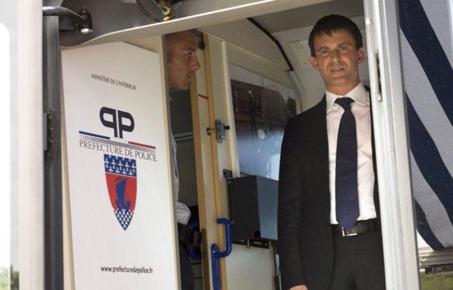 Manuel Valls en déplacement à Paris le 2 août 2013. Manuel Valls en déplacement à Paris le 2 août 2013.