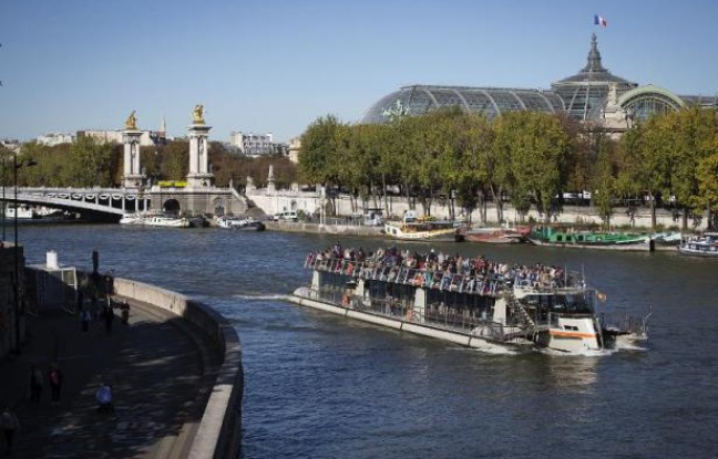 Un bateau mouche passe sur la Seine devant le Grand Palais à Paris, le 14 octobre 2014 Un bateau mouche passe sur la Seine devant le Grand Palais à Paris, le 14 octobre 2014