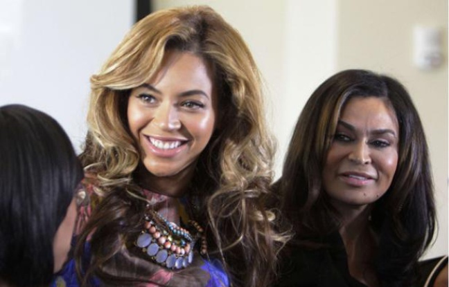 Beyonce Knowles, (avec Tina Knowles à sa droite) le 3 octobre 2011 à Houston, au Texas Beyonce Knowles, (avec Tina Knowles à sa droite) le 3 octobre 2011 à Houston, au Texas