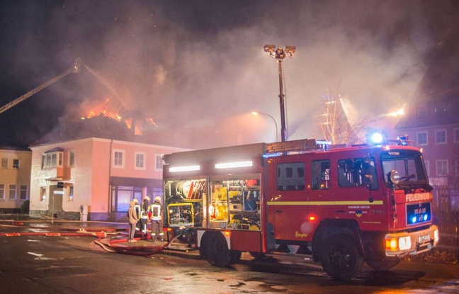 Dans la nuit du 20 au 21 février 2016, un foyer de réfugiés est détruit par les flammes, à Bautzen, près de Dresde, en Allemagne. Dans la nuit du 20 au 21 février 2016, un foyer de réfugiés est détruit par les flammes, à Bautzen, près de Dresde, en Allemagne.