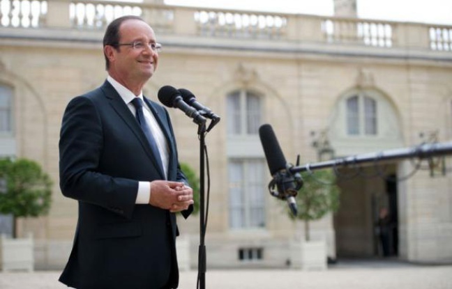 Un mois après son élection, François Hollande, dont la photo officielle a été dévoilée lundi, impose progressivement sa volonté de sobriété à la présidence, avec le désir toujours constant de se démarquer de son prédécesseur Nicolas Sarkozy. Un mois après son élection, François Hollande, dont la photo officielle a été dévoilée lundi, impose progressivement sa volonté de sobriété à la présidence, avec le désir toujours constant de se démarquer de son prédécesseur Nicolas Sarkozy.