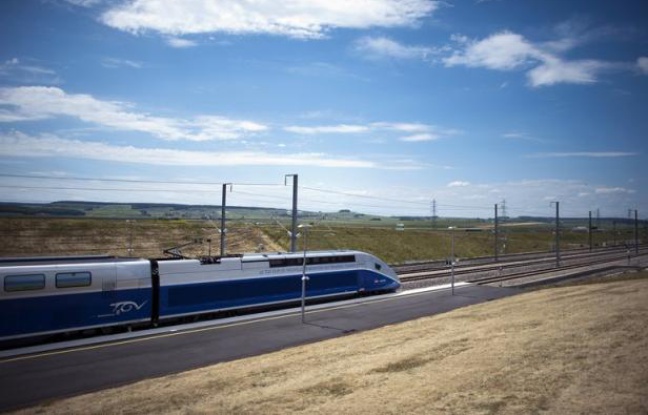 Un des trois rappeurs marseillais placés en garde à vue mercredi dans l'affaire du TGV immobilisé samedi a été placé sous le statut de témoin assisté jeudi à l'issue de sa présentation au juge d'instruction, a-t-on appris auprès de son avocat. Un des trois rappeurs marseillais placés en garde à vue mercredi dans l'affaire du TGV immobilisé samedi a été placé sous le statut de témoin assisté jeudi à l'issue de sa présentation au juge d'instruction, a-t-on appris auprès de son avocat.