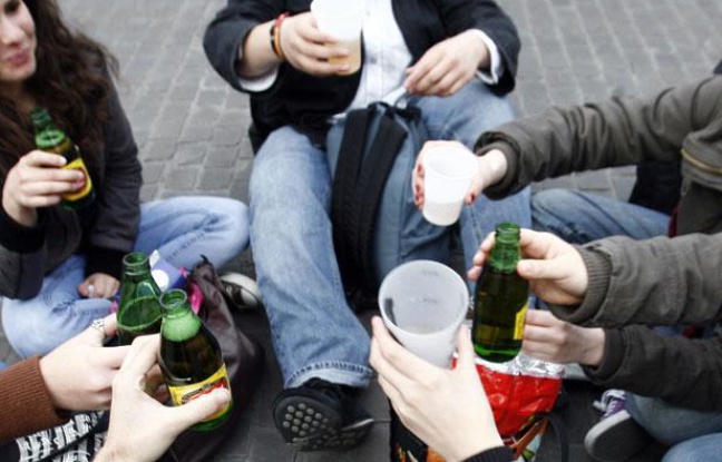 Des jeunes boivent de l'alcool dans la rue. Illustration. Des jeunes boivent de l'alcool dans la rue. Illustration.