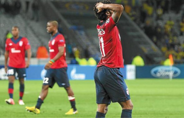 Avec deux victoires en onze matchs officiels cette saison, les Lillois ont de quoi se prendre la tête entre les mains. Avec deux victoires en onze matchs officiels cette saison, les Lillois ont de quoi se prendre la tête entre les mains.