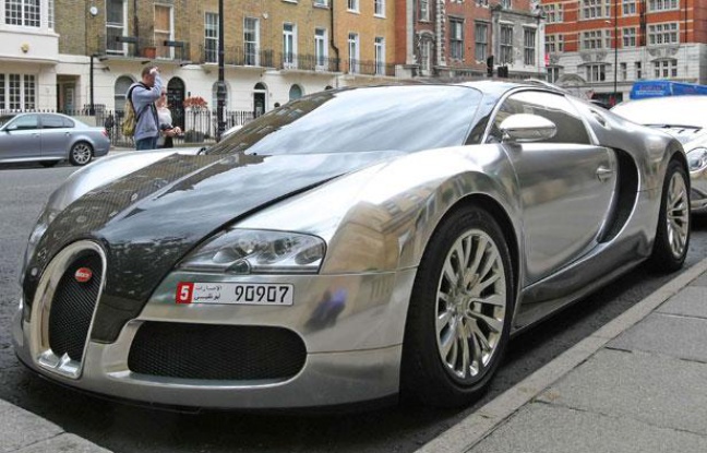 Une Bugatti Veyron finition chrome devant le Berkeley hotel, à Londres, le 5 août 2010. Une Bugatti Veyron finition chrome devant le Berkeley hotel, à Londres, le 5 août 2010.