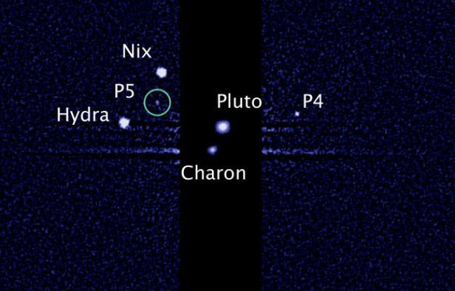 Image capturée par le téléscope Hubble des cinq lunes gravitant autour de Pluton, le 7 juillet 2012. Image capturée par le téléscope Hubble des cinq lunes gravitant autour de Pluton, le 7 juillet 2012.