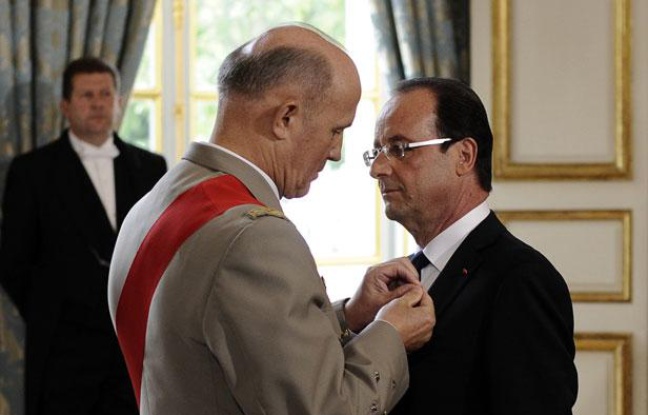 Jean-Louis Georgelin, grand chancelier de la Légion d'honneur, nomme François Hollande Grand croix de la légion d'honneur, le 15 mai 2012. Jean-Louis Georgelin, grand chancelier de la Légion d'honneur, nomme François Hollande Grand croix de la légion d'honneur, le 15 mai 2012.