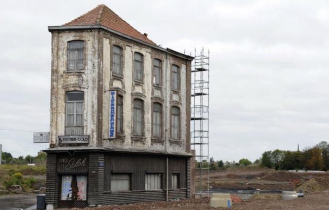 A 71 ans, Salah Oudjane, mémoire algérienne d'un quartier industriel de Roubaix, a réussi à sauver de la démolition le café qu'il tient depuis 46 ans et qui s'élève désormais seul, figé dans le temps, au milieu d'un terrain vague A 71 ans, Salah Oudjane, mémoire algérienne d'un quartier industriel de Roubaix, a réussi à sauver de la démolition le café qu'il tient depuis 46 ans et qui s'élève désormais seul, figé dans le temps, au milieu d'un terrain vague