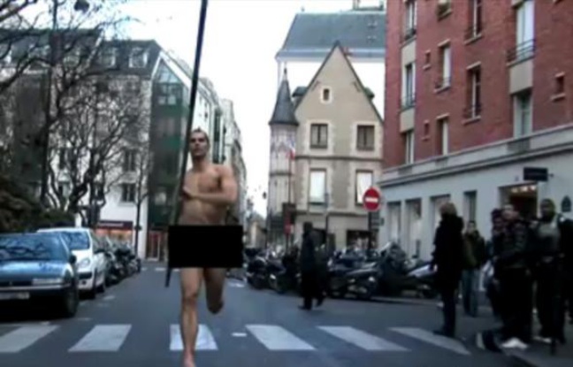 Romain Mesnil court nu dans les rues de Paris pour trouver un sponsor Romain Mesnil court nu dans les rues de Paris pour trouver un sponsor