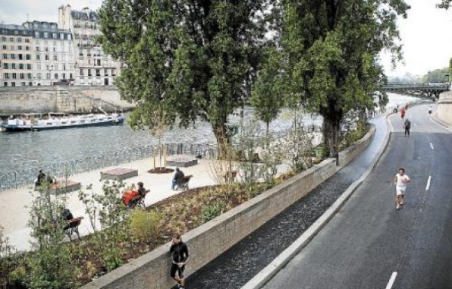 De nombreux espaces sont désormais à disposition des piétons tout au long de cette partie des berges de Seine. De nombreux espaces sont désormais à disposition des piétons tout au long de cette partie des berges de Seine.