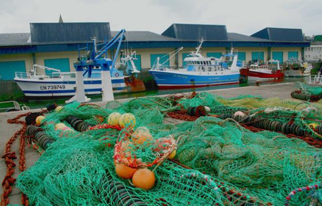 Chalutiers et filets dans le port de pêche de Port-en-Bessin, dans le Calvados. Chalutiers et filets dans le port de pêche de Port-en-Bessin, dans le Calvados.