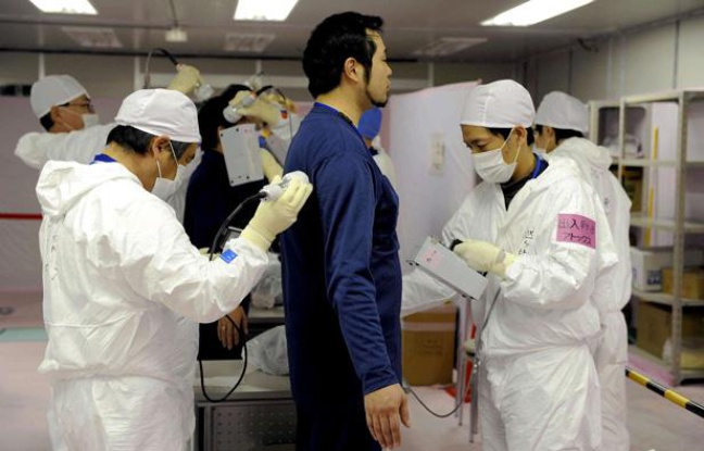 Un employé de Tepco subit un test de radiations après une intervention dans la centrale de Fukushima, le 20 février 2012. Un employé de Tepco subit un test de radiations après une intervention dans la centrale de Fukushima, le 20 février 2012.