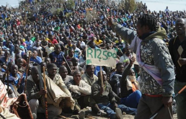 Des experts de la police des polices sud-africaine sont arrivés samedi matin à Marikana, pour enquêter sur les circonstances exactes de la fusillade qui a fait 34 morts jeudi, tandis que les mineurs se rassemblaient dans le calme comme la veille à plusieurs centaines de mètres du lieu du drame. Des experts de la police des polices sud-africaine sont arrivés samedi matin à Marikana, pour enquêter sur les circonstances exactes de la fusillade qui a fait 34 morts jeudi, tandis que les mineurs se rassemblaient dans le calme comme la veille à plusieurs centaines de mètres du lieu du drame.