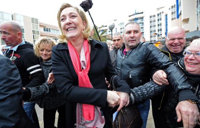 Marine Le Pen dans les rues de Sète, le 15 mars 2012. Marine Le Pen dans les rues de Sète, le 15 mars 2012.