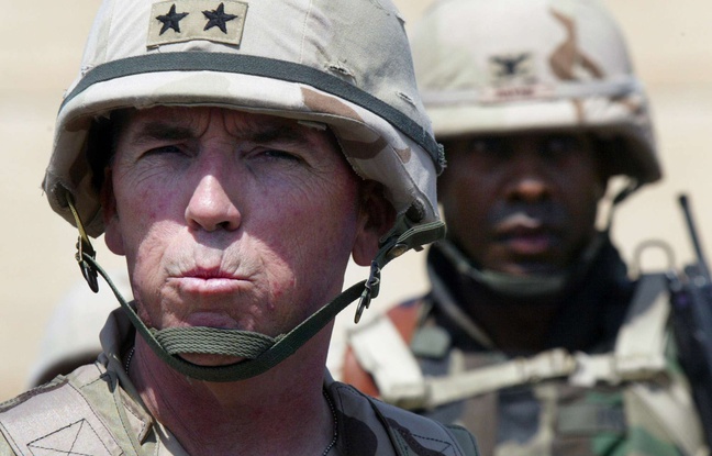 Le général américain Geoffrey Miller, le 5 mai 2004, à la prison d'Abu Ghraib en Irak. Le général américain Geoffrey Miller, le 5 mai 2004, à la prison d'Abu Ghraib en Irak.