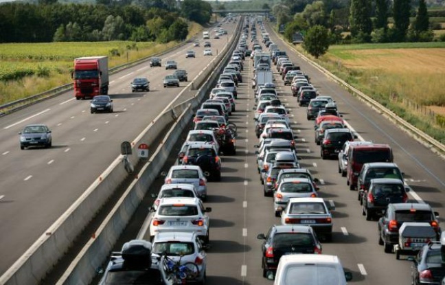 La circulation commençait à se densifier à la mi-journée sur les routes de France, particulièrement dans le quart sud-est, où la journée est classée rouge dans le sens des retours par Bison Futé. La circulation commençait à se densifier à la mi-journée sur les routes de France, particulièrement dans le quart sud-est, où la journée est classée rouge dans le sens des retours par Bison Futé.
