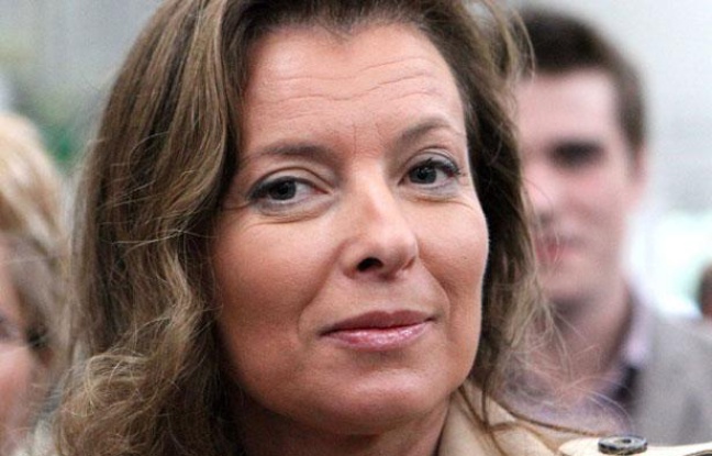 La journaliste Valérie Trierweiler, compagne de Francois Hollande, suit Francois Bayrou, le président du Modem, lors de sa visite au salon international de l'élevage a Rennes, le 12 septembre 2011. La journaliste Valérie Trierweiler, compagne de Francois Hollande, suit Francois Bayrou, le président du Modem, lors de sa visite au salon international de l'élevage a Rennes, le 12 septembre 2011.
