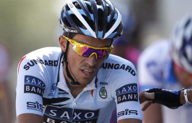 Le coureur espagnol Alberto Contador, lors de la première étape du Tour de France, aux Herbiers, le 2 juillet 2011. Le coureur espagnol Alberto Contador, lors de la première étape du Tour de France, aux Herbiers, le 2 juillet 2011.
