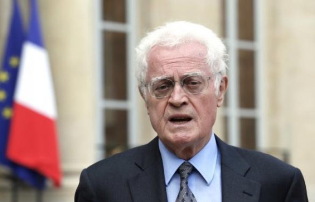 La commission sur la rénovation de la vie publique présidée par Lionel Jospin, et dans laquelle siègera l'ex-ministre UMP Roselyne Bachelot, est désormais sur les rails avec des réflexions sur le non cumul des mandats ou le statut pénal du chef de l'Etat attendues début novembre. La commission sur la rénovation de la vie publique présidée par Lionel Jospin, et dans laquelle siègera l'ex-ministre UMP Roselyne Bachelot, est désormais sur les rails avec des réflexions sur le non cumul des mandats ou le statut pénal du chef de l'Etat attendues début novembre.