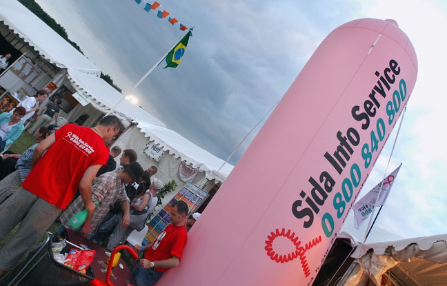 Longchamp, le 5 juillet 2003. Des personnes se renseignent sur le stand de l'association Sida Info Service lors du festival Solidays. Longchamp, le 5 juillet 2003. Des personnes se renseignent sur le stand de l'association Sida Info Service lors du festival Solidays.