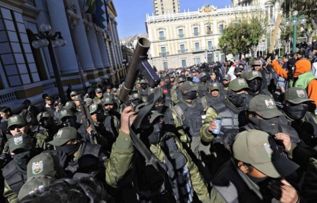 Un nouveau cycle nocturne de négociations n'a pas réussi à débloquer mardi le face à face entre policiers boliviens grévistes qui campent depuis six jours sous les fenêtres du palais présidentiel et les représentants du gouvernement d'Evo Morales déterminé à éviter tout dérapage. Un nouveau cycle nocturne de négociations n'a pas réussi à débloquer mardi le face à face entre policiers boliviens grévistes qui campent depuis six jours sous les fenêtres du palais présidentiel et les représentants du gouvernement d'Evo Morales déterminé à éviter tout dérapage.