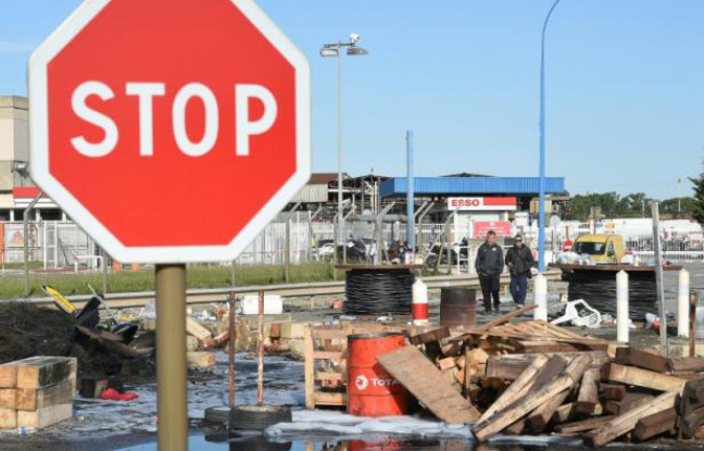 Le site pétrolier de Fos-sur-Mer après son déblocage le 24 mai 2016 par les forces de l'ordre Le site pétrolier de Fos-sur-Mer après son déblocage le 24 mai 2016 par les forces de l'ordre