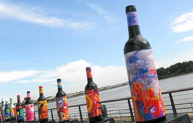 La manifestation Bordeaux fête le vin propose une exposition de bouteilles géantes La manifestation Bordeaux fête le vin propose une exposition de bouteilles géantes