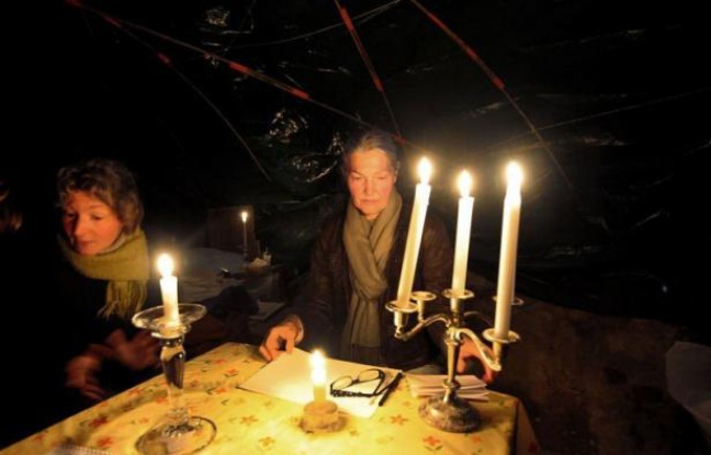 Deux femmes souffrant d'électro-hypersensibilité s'apprêtent à passer l'hiver sans chauffage ni électricité, dans une grotte reculée des Hautes-Alpes, afin d'échapper aux ondes des téléphones portables et d'internet. Deux femmes souffrant d'électro-hypersensibilité s'apprêtent à passer l'hiver sans chauffage ni électricité, dans une grotte reculée des Hautes-Alpes, afin d'échapper aux ondes des téléphones portables et d'internet.