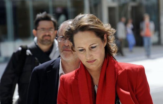 Ségolène Royal a expliqué mercredi soir à La Rochelle ne pas avoir réagi à chaud au tweet de Valérie Trierweiler soutenant son adversaire car "le coup était trop violent", comparant dans Libération "la trahison politique" du dissident Olivier Falorni à celle d'Eric Besson en 2007. Ségolène Royal a expliqué mercredi soir à La Rochelle ne pas avoir réagi à chaud au tweet de Valérie Trierweiler soutenant son adversaire car "le coup était trop violent", comparant dans Libération "la trahison politique" du dissident Olivier Falorni à celle d'Eric Besson en 2007.