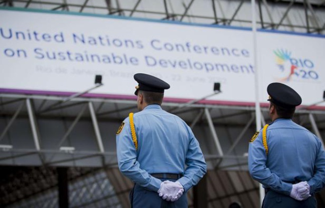 Des policiers devant le centre de conférences Riocentro, à Rio de Janeiro, qui accueille le sommet des Nations unies sur l'environnement du 20 au 22 juin 2012. Des policiers devant le centre de conférences Riocentro, à Rio de Janeiro, qui accueille le sommet des Nations unies sur l'environnement du 20 au 22 juin 2012.