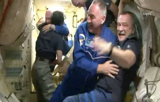 L'équipage de la fusée Soyouz est accueilli à bord de la Station spatiale internationale, le 27 mars 2014. L'équipage de la fusée Soyouz est accueilli à bord de la Station spatiale internationale, le 27 mars 2014.