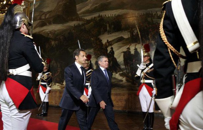 Nicolas Sarkozy arrive avec Bernard Accoyer, président de l'Assemblée nationale, à Versailles où le Parlement est réuni en Congrès, le 22 juin 2009. Nicolas Sarkozy arrive avec Bernard Accoyer, président de l'Assemblée nationale, à Versailles où le Parlement est réuni en Congrès, le 22 juin 2009.