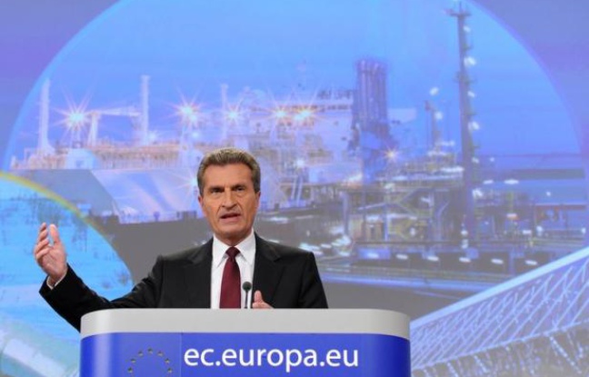 Le commissaire européen à l'Energie Günther Oettinger a appelé mercredi dans le journal économique allemand Handeslblatt "toutes les parties à ne pas s'opposer par principe aux euro-obligations", soutenues par la France mais refusées par l'Allemagne avant un sommet informel à Bruxelles. Le commissaire européen à l'Energie Günther Oettinger a appelé mercredi dans le journal économique allemand Handeslblatt "toutes les parties à ne pas s'opposer par principe aux euro-obligations", soutenues par la France mais refusées par l'Allemagne avant un sommet informel à Bruxelles.