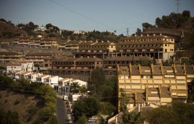 Jeu de clés en main, l'agent immobilier d'une banque fait visiter les appartements d'un complexe résidentiel de luxe sur la Costa del Sol espagnole mais, même en accordant des rabais de jusqu'à 60%, la moitié des logements restent désespérément vides. Jeu de clés en main, l'agent immobilier d'une banque fait visiter les appartements d'un complexe résidentiel de luxe sur la Costa del Sol espagnole mais, même en accordant des rabais de jusqu'à 60%, la moitié des logements restent désespérément vides.