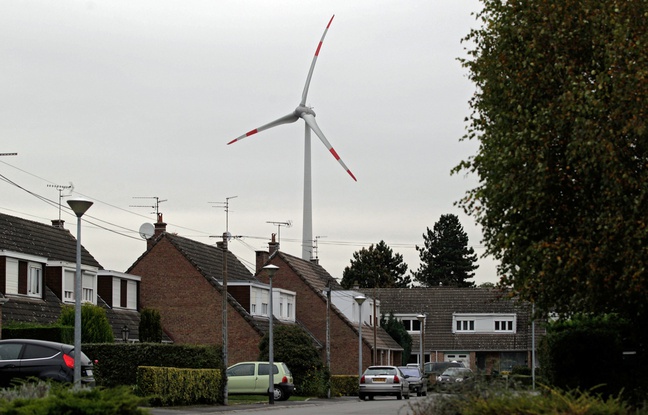 Installées à Menin, en Belgique, les éoliennes sont pourtant très proches des habitations d'Halluin. Installées à Menin, en Belgique, les éoliennes sont pourtant très proches des habitations d'Halluin.