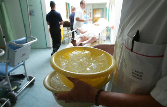 Un médecin transporte des glaçons afin de soulager des personnes souffrant d'hyperthermie, le 13 août 2003 à l'hôpital militaire Bégin à Saint-Mandé (Val-de-Marne). Un médecin transporte des glaçons afin de soulager des personnes souffrant d'hyperthermie, le 13 août 2003 à l'hôpital militaire Bégin à Saint-Mandé (Val-de-Marne).