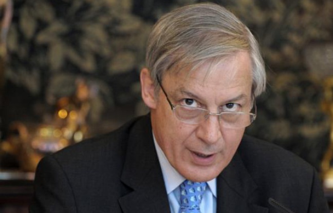 La zone euro n'est pas "au bord de l'éclatement", malgré les craintes qui pèsent sur la situation financière de l'Irlande et plusieurs autres pays, a estimé mardi le gouverneur de la Banque de France Christian Noyer sur la chaîne d'information LCI. La zone euro n'est pas "au bord de l'éclatement", malgré les craintes qui pèsent sur la situation financière de l'Irlande et plusieurs autres pays, a estimé mardi le gouverneur de la Banque de France Christian Noyer sur la chaîne d'information LCI.