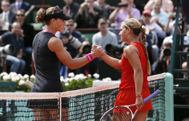 L'Asutralienne Samantha Stosur (à g.) et la Slovaque Dominika Cibulkova, lors de leur quart de finale à Roland-Garros, le 5 juin 2012. L'Asutralienne Samantha Stosur (à g.) et la Slovaque Dominika Cibulkova, lors de leur quart de finale à Roland-Garros, le 5 juin 2012.